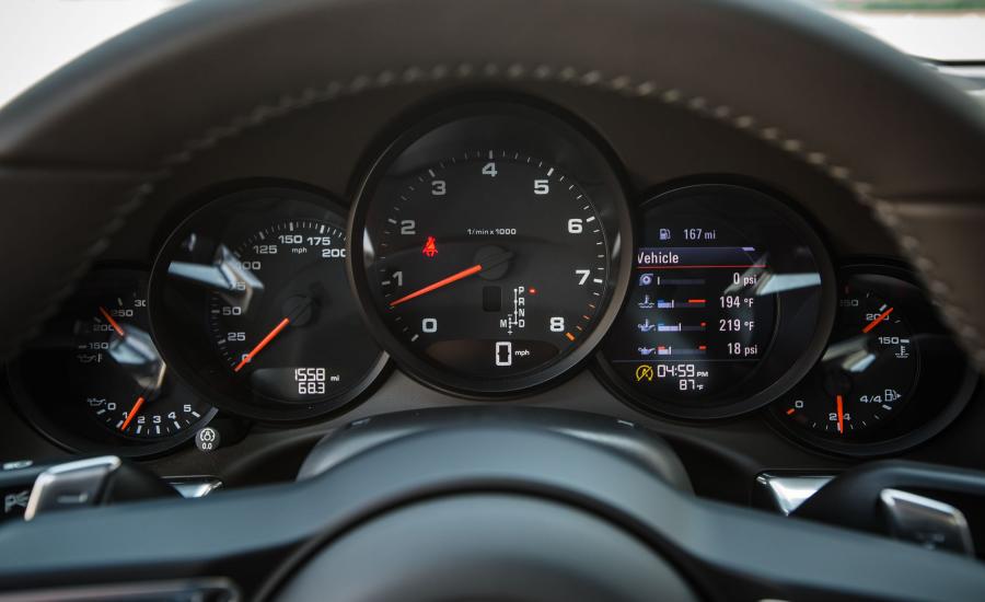 Панель приборов Porsche 911 Carrera Coupe 2016 года  (US) (фото 10 из 23)